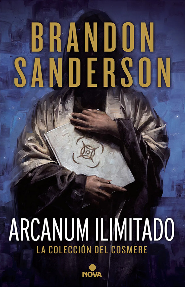Cubierta de «Arcanum ilimitado: La colección del cosmere». Sobre un fondo azul y pintada como a gruesas pinceladas al óleo, una mujer de piel y cabello oscuro, vestida con tñunica negra y sobretúnica clara, sostiene un libro blanco con el símbolo del Cosmere en, una estrella de cuatro puntas con un sol dentro, sobre un círculo y rodeada por cuatro medialunas.