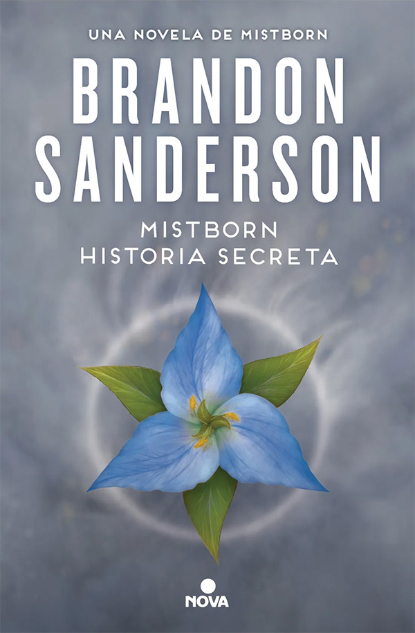 Cubierta de «Mistborn: Historia secreta». Sobre un fondo gris brumoso en el que destaca un círculo blanco, vemos una flor que tiene tres hojas puntiagudas azules en ángulo de 120º y tres hojas verdes que asoman entre ellas, guardando también ángulos de 120º entre sí.