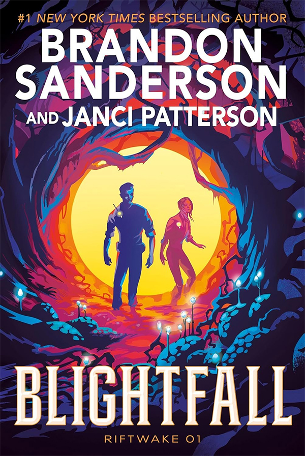 Cubierta original de «Blightfall» («Infortunio») de Brandon Sanderson y Janci Patterson, donde se especifica también que es la primera novela de la Trilogía «Riftwake» («Brecha»). La ilustración, con tonos oscuros en primer plano y luminosos por atrás, muestra a un hombre y una mujer, ambos jóvenes, entrando en lo que parece una caverna con troncos nudosos y enrevesados y plantas luminiscentes. Los dos llevan monos de estilo militar y parecen avanzar en actitud cautelosa.