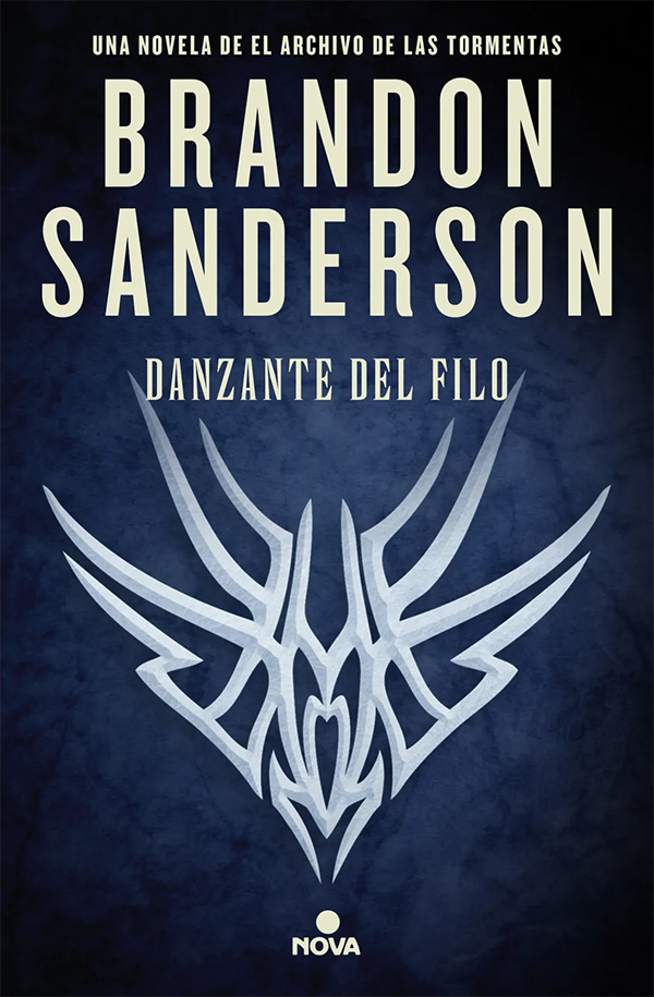 Cubierta de la novela corta «Danzante del Filo» de Brandon Sanderson. Sobre un fondo azul oscuro que se pierde en negro hacia los bordes, se ve el glifo de la Orden de los Danzantes del Filo en color blanco con relieve. El símbolo recuerda a un insecto visto desde arriba, con la cabeza hacia abajo y dos pares de alas puntiagudas.